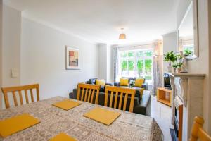 89 - Spacious Townhouse by Shortstays