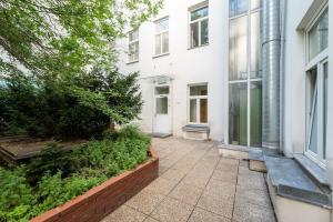 Pristine 1BR Steps from City by HM