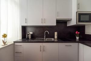 Pristine 1BR Steps from City by HM