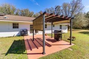 Gas Grill & Fire Pit: Peaceful Dunnellon Home!