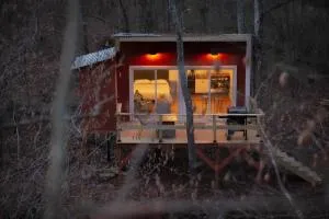 Romantic Wooded Treehouse Oasis - Poplar Bluff