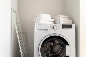 Spacious 2BR Near Attractions by HM