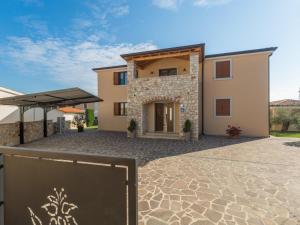 Holiday Home Villa Vatovac by Interhome