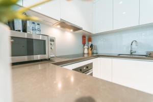 Amazing 1 bedroom Lake view with balcony Dubai