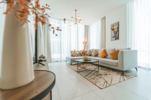 Amazing 1 bedroom Lake view with balcony Dubai - Ferienwohnungen, Dubai
