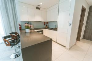 Amazing 1 bedroom Lake view with balcony Dubai