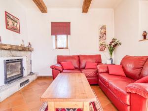 Maisons de vacances Holiday Home La maison aux volets bleus by Interhome : photos des chambres