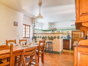 Maisons de vacances Holiday Home La maison aux volets bleus by Interhome : photos des chambres