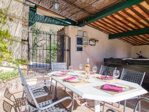 Maisons de vacances Holiday Home La maison aux volets bleus by Interhome : photos des chambres