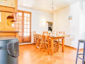 Maisons de vacances Holiday Home La maison aux volets bleus by Interhome : photos des chambres