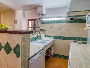 Maisons de vacances Holiday Home La maison aux volets bleus by Interhome : photos des chambres