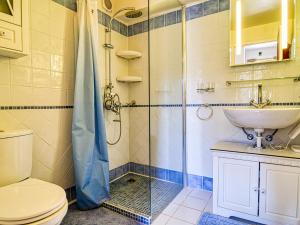 Maisons de vacances Holiday Home La maison aux volets bleus by Interhome : photos des chambres