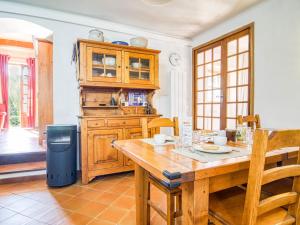 Maisons de vacances Holiday Home La maison aux volets bleus by Interhome : photos des chambres
