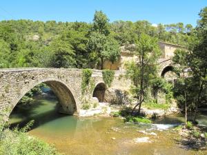 Maisons de vacances Holiday Home La maison aux volets bleus by Interhome : photos des chambres