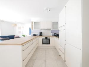 85qm, Parkplatz, zentral, großer Balkon, 2 Bäder