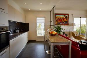 Appartements Appartement chic a Cannes, avec terrasse et cheminee, 83 m² : photos des chambres