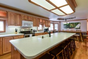 5 Bedroom Vacation Home Next To Silver Dollar City