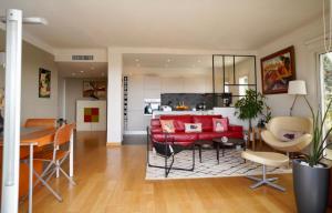 Appartement chic à Cannes, avec terrasse et cheminée, 83 m²