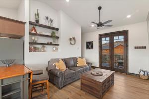 Red Canyon Casita-Brand New, Views, Hot Tub, Near Zion & Bryce