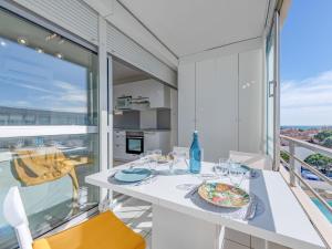 Apartment Grand Bleu by Interhome