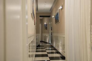 Residence Black & White