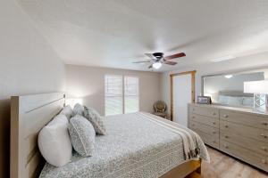 Walk to Medina River Cowboy Cottage with BBQ Pit