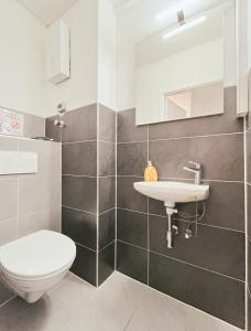 Home4Now DOR01 Monteursunterkunft in Dormagen I 3 Schlafzimmer für 6 Personen I Küche I SmartTV I WiFi