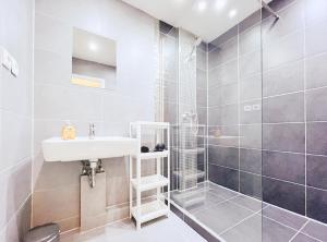 Home4Now DOR01 Monteursunterkunft in Dormagen I 3 Schlafzimmer für 6 Personen I Küche I SmartTV I WiFi