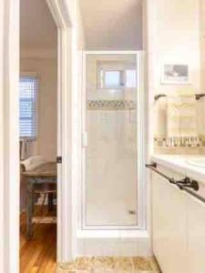 Belmont Shore Beach Bungalow, 2 min walk to town!