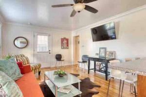 Belmont Shore Beach Bungalow, 2 min walk to town!