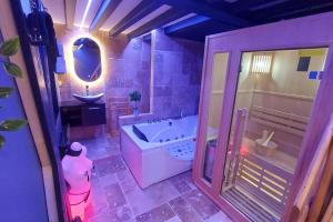Loveroom sauna, balnéo, parking privé dans le centre de Honfleur