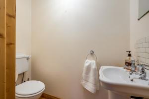 Stylish & spacious 3 bedroom entire house in Lisburn with parking