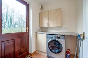 Stylish & spacious 3 bedroom entire house in Lisburn with parking