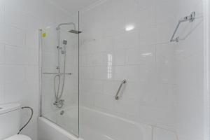 Heated Pool Costa Adeje in front of a beach