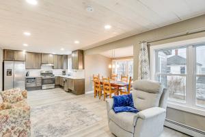 Cozy Maine Getaway Covered Deck, Walk to Beach!