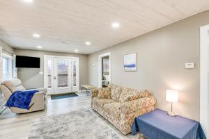 Cozy Maine Getaway Covered Deck, Walk to Beach!