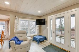 Cozy Maine Getaway Covered Deck, Walk to Beach!