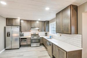 Cozy Maine Getaway Covered Deck, Walk to Beach!