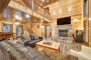 Broken Bow Cabin on 1 Acre with Hot Tub and Fire Pit!