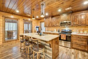 Broken Bow Cabin on 1 Acre with Hot Tub and Fire Pit!