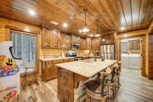 Broken Bow Cabin on 1 Acre with Hot Tub and Fire Pit!