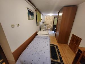 Rooms Matea and a studio apartment for up to 6 people in close proximity to historic Pula and the airport