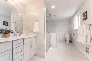 Burien's Top Unit with Spa-Inspired Bathroom - Normandy Park