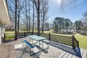 New Blaine Getaway - Walk to Lake Dardanelle! - Scranton