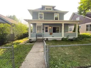 4BR 2BA Home in Charming St Paul - Sleeps 10 - Falcon Heights