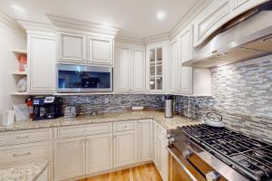 3BR Stylish Condo with High-End Kitchen, Yard