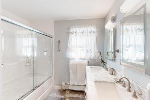 3BR Stylish Condo with High-End Kitchen, Yard