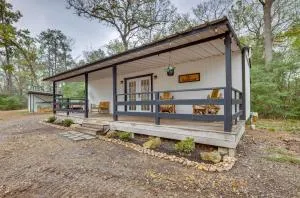 Willis Cabin on 6 Acres - Close to the Lake! - Willis