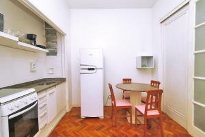 Studio p 3 pessoas simples, uma quadra da praia, 3min metrô Arcoverde, atrás do Copacabana Palace