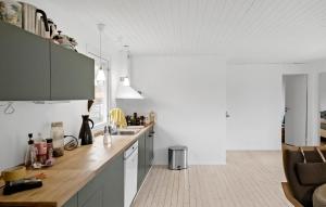 Nice Home In Sjællands Odde With Wifi